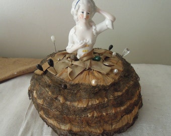 ヴィンテージ磁器製レディピンクッション / ハーフドールドイツ製