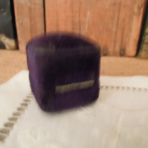 Vintage Victorian Purple Velvet Ring Box / Wedding Engagement / Vintage Presentation Box image 7