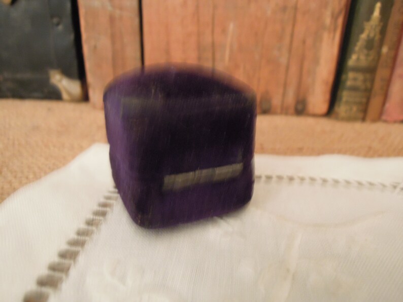 Vintage Victorian Purple Velvet Ring Box / Wedding Engagement / Vintage Presentation Box image 7