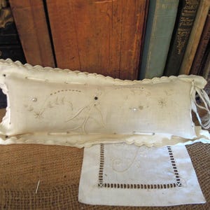 Vintage Linen Pin Cushion / Vintage Sewing / Linen Pillow Pin Cushion