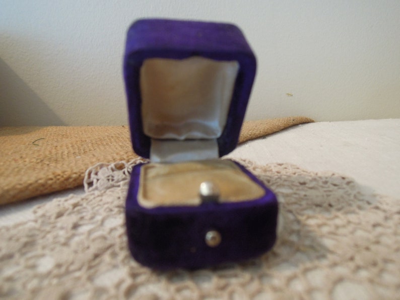 Vintage Victorian Purple Velvet Ring Box / Wedding Engagement / Vintage Presentation Box image 2