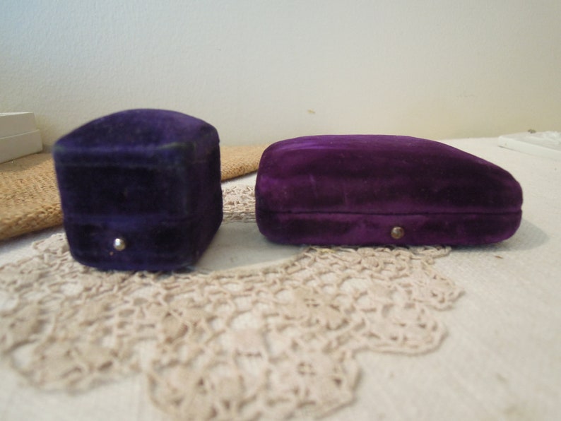 Vintage Victorian Purple Velvet Ring Box / Wedding Engagement / Vintage Presentation Box image 3