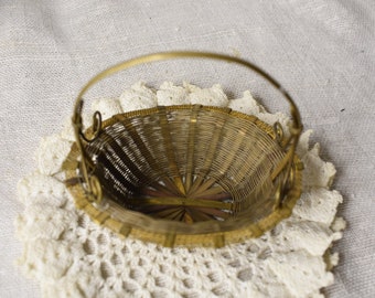 Mini cesta tejida vintage / cesta de alambre de latón francés / tejido de cesta de metal pequeño