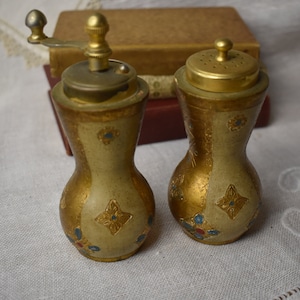 Vintage Pair of Florentine Salt and Pepper Grinder / Mid Century Florentine Kitchen / Made in Italy