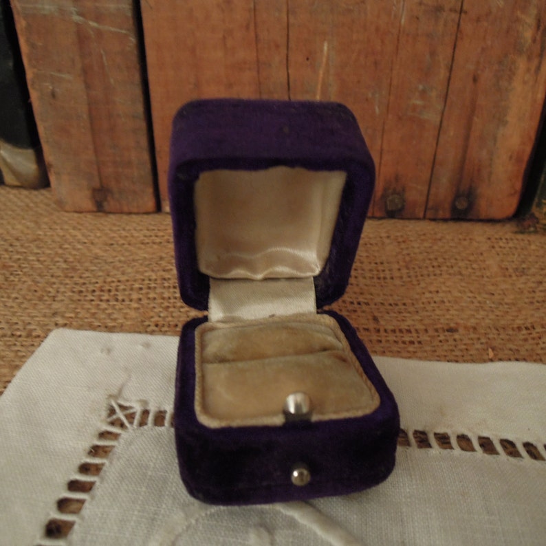 Vintage Victorian Purple Velvet Ring Box / Wedding Engagement / Vintage Presentation Box image 4