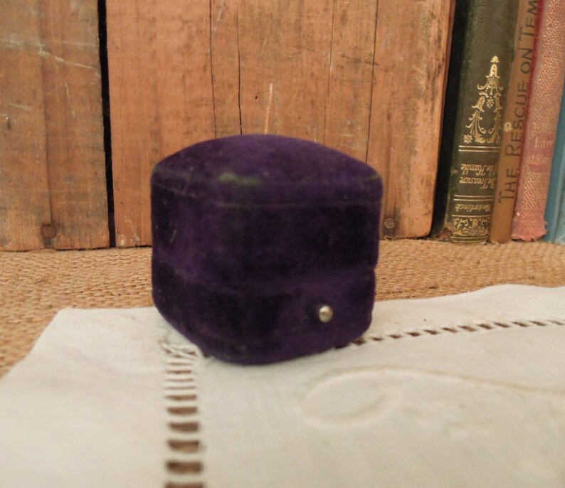 Vintage Victorian Purple Velvet Ring Box / Wedding Engagement / Vintage Presentation Box image 5