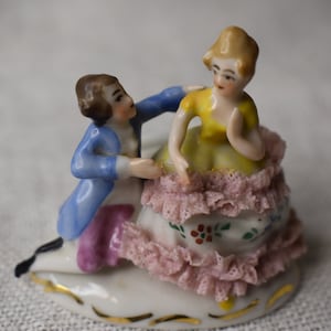 Antikes deutsches Porzellan 2 Platzkartenhalter / Vintage Dresden Gentleman Lady Tischkarte Name Menü