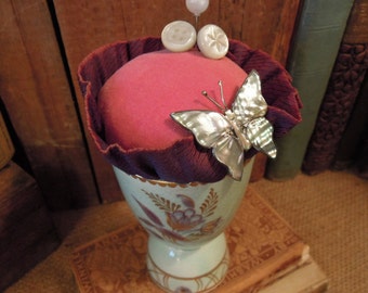 Vintage handgemaakte pin kussen OOAK / vintage naaien / re purposed Engels eierdopje / handgemaakt pin kussen / vintage roze fluwelen pin kussen