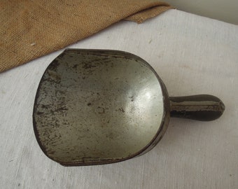 Vintage Grain Scoop / Mercantile Scoops / Large Tin Metal Scoop / Rustic Vintage Decor