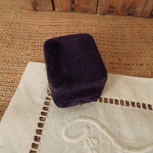 Vintage Victorian Purple Velvet Ring Box / Wedding Engagement / Vintage Presentation Box image 6