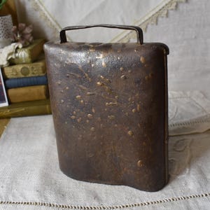 Antique Large Cow Bell / Primitive Farm Décor / Rustic Farm House / Metal Cow Bell