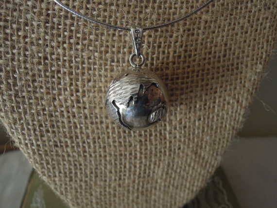 Vintage Silver World Globe Necklace / 925 Sterling Silver / Globe