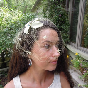 Vintage Green Netting Hat / Birdcage Veil / Green Netting and Bows