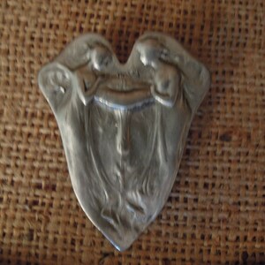 Vintage Ladies Art Deco Brooch / Vintage Sister or Friend Pin / Hudson Pewter Jewelry Pendant & Brooch afbeelding 2