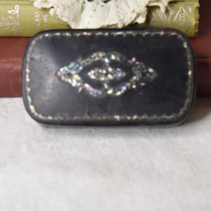 Antique Snuff Box With Mother Of Pearl / Vintage Black Lacquered Paper Mache Snuff Box