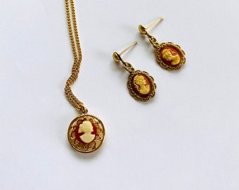 Bijoux fantaisie Hedison pendentif camée suspendu à une fine chaîne dorée de 40 cm (18 po.), vers 1950 avec bijoux fantaisie similaires boucles d'oreilles camées
