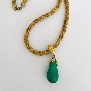 Chaîne Vintage Dorée Avec Pendentif/broche émaillé Vert - Occasion Très Bon état