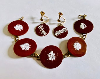 Ensemble vintage de bracelet et de boucles d'oreilles artisanaux en émail sur cuivre, cercles en cuivre reliés par des maillons en émail et en laiton, boucles d'oreilles pendantes vissées