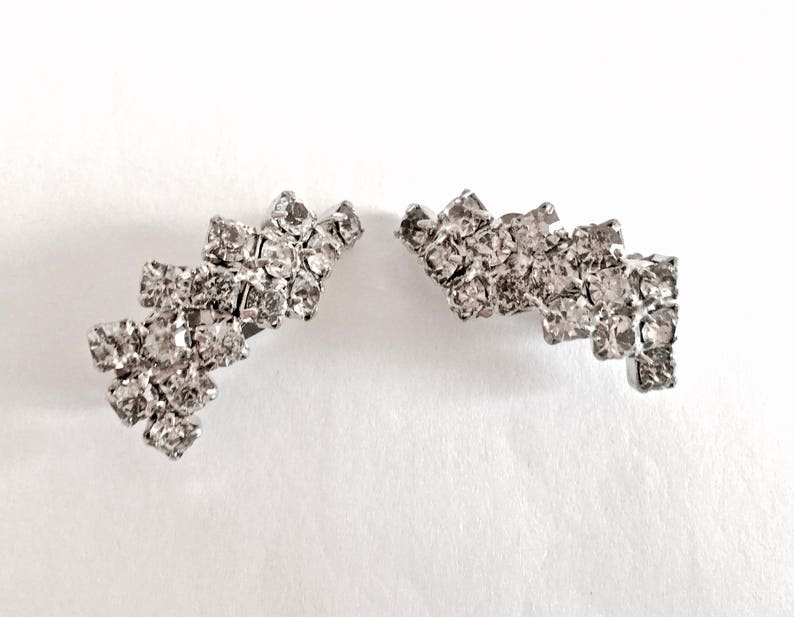 Elegant Art Deco Design Holiday Party Earrings Bridal Earrings Lovely Vintage Clear Rhinestone Clip On Earrings in Silver Toned Setting
