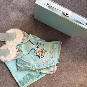 WWII Sweetheart Liebesbrief w / Petite PJs, Robe, Hausschuhe in Etui, enthält Original Mail Tag, Hokkai Times Zeitung und San Francisco Schal