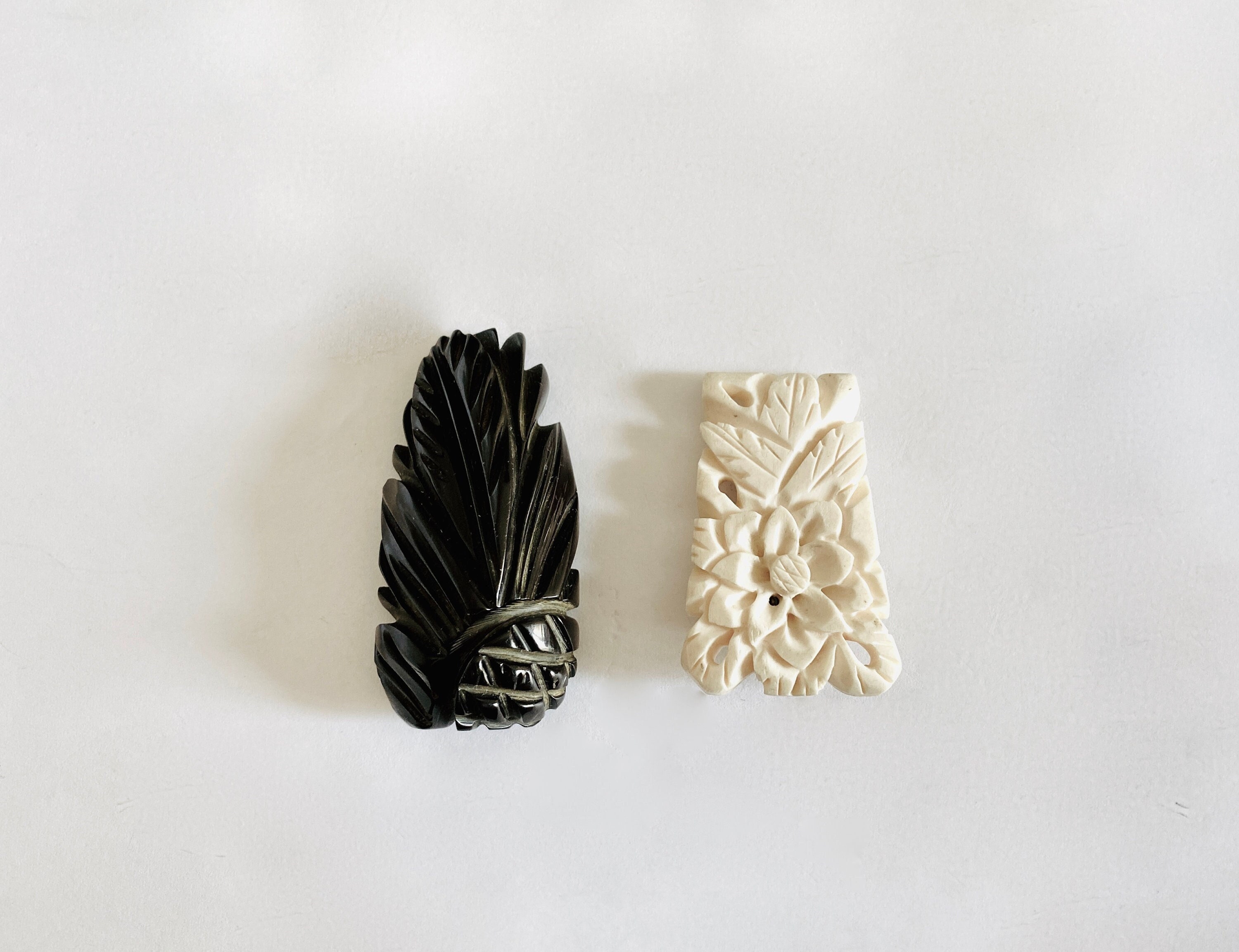 1940年代アメリカ製　アンティークアクセサリー　クリップ Vintage Made in USA 1940s Black Carved & Domed Bakelite Clip