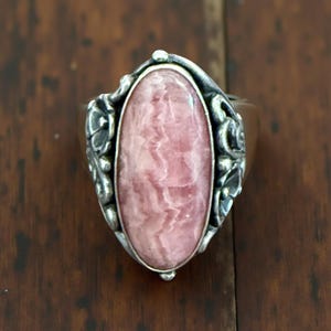 Carolyn Pollack Relios Ring  w/Beautiful Long Oval Rhodochrosite Gemstone Set in Solid Sterling Silver Frame with Floral Detail Size 6 1/4