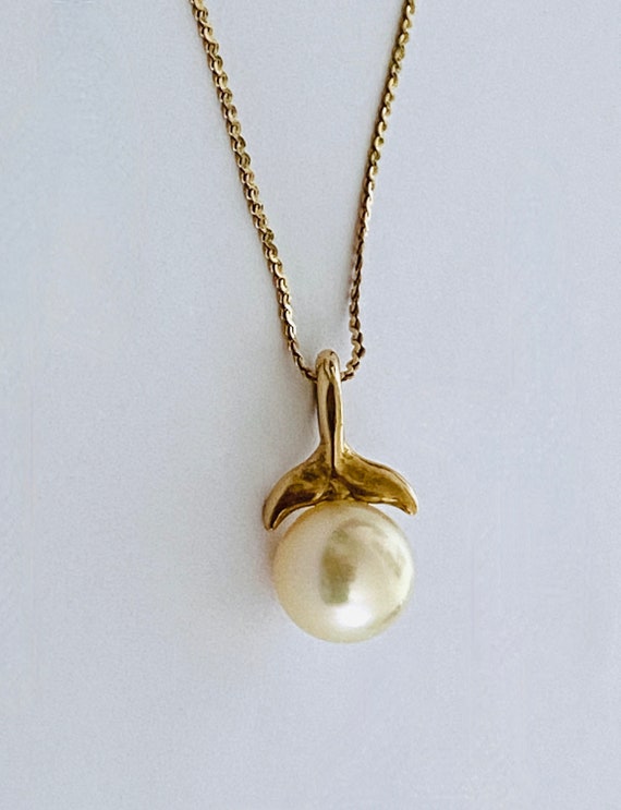 Na Hoku 14k Yellow Gold Fish Tail Pendant With 7mm Pearl Suspended
