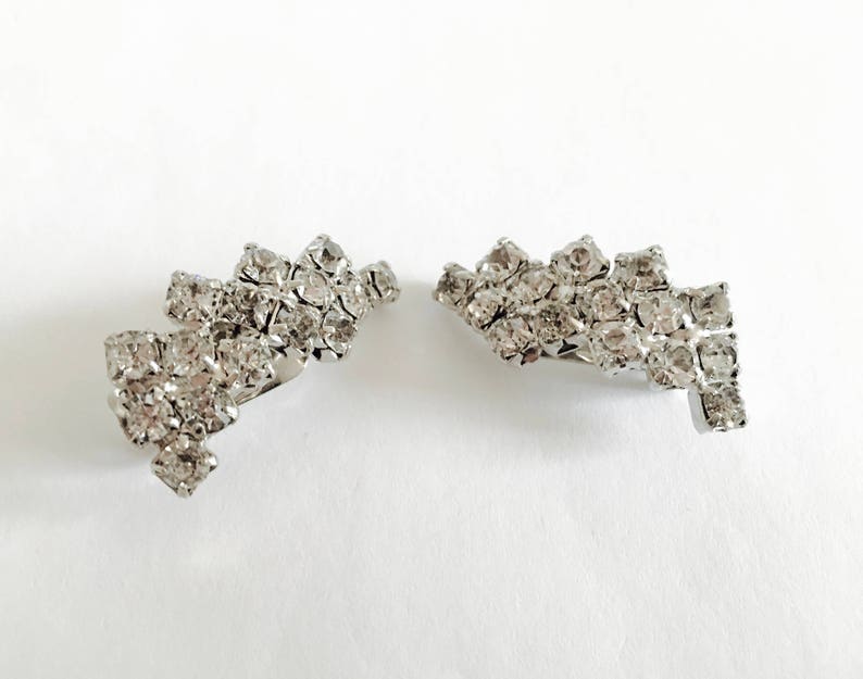 Elegant Art Deco Design Holiday Party Earrings Bridal Earrings Lovely Vintage Clear Rhinestone Clip On Earrings in Silver Toned Setting