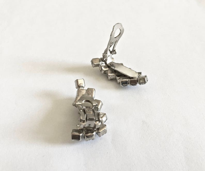 Elegant Art Deco Design Holiday Party Earrings Bridal Earrings Lovely Vintage Clear Rhinestone Clip On Earrings in Silver Toned Setting