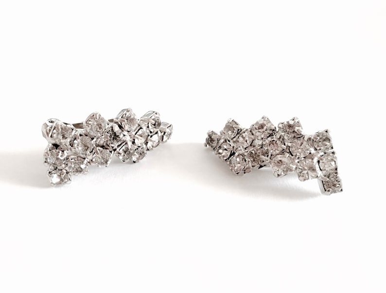 Elegant Art Deco Design Holiday Party Earrings Bridal Earrings Lovely Vintage Clear Rhinestone Clip On Earrings in Silver Toned Setting
