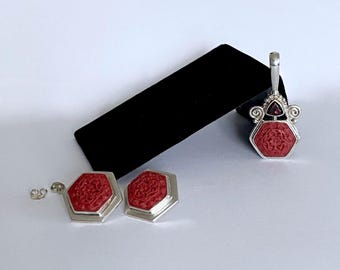 Pendentif cinabre et grenat sculptés à la main Sajen avec boucles d'oreilles cinabre assorties dans un cadre en argent sterling, cinabre artisanal de qualité classique