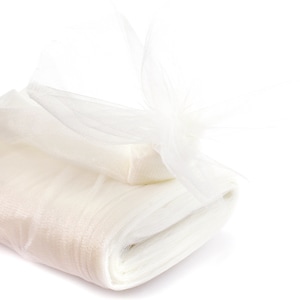 Parafuso de tule de nylon brilhante premium Off-White de 54&quot; x 25 jardas