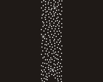 Può includere: Un design verticale composto da piccoli punti bianchi su uno sfondo nero. I punti sono disposti in uno schema che ricorda un nastro o uno stendardo.