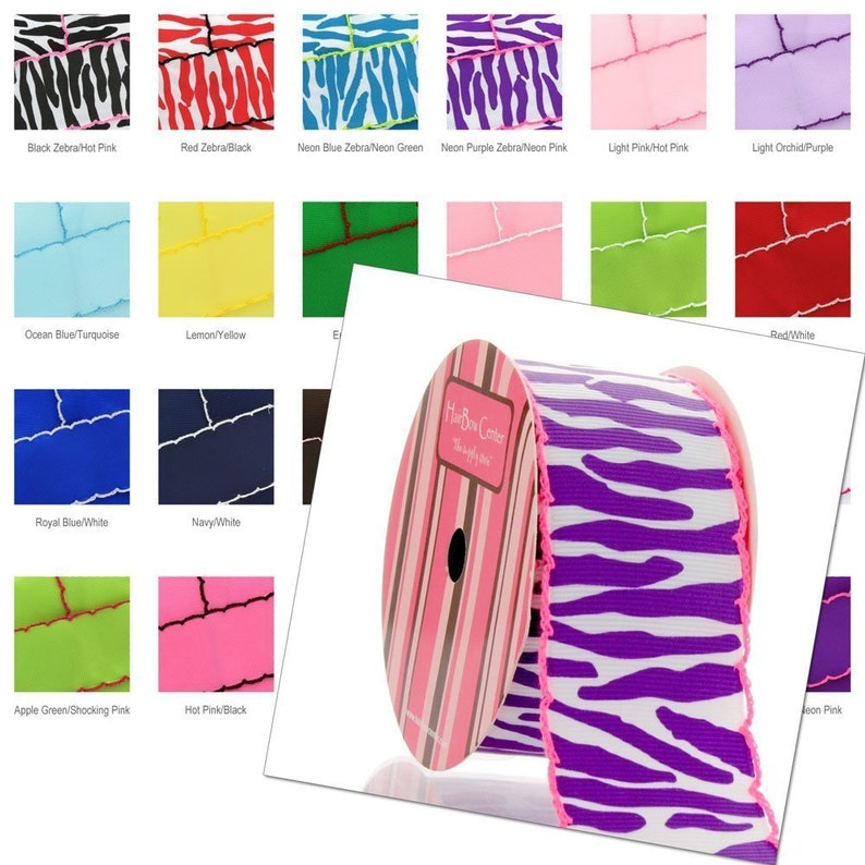 Op de afbeelding: Een spoel met paars-wit zebraprint lint met roze gegolfde randen. Het lint is gewikkeld om een roze-bruine gestreepte spoel met de tekst "Hair Bow Center" erop gedrukt.