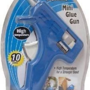 Op de afbeelding: Blauwe mini-lijmpistool met een wit label met de tekst "Superbonder Mini Glue Gun". De verpakking vermeldt ook "Hoge temperatuur voor een sterkere hechting" en "10 sticks".