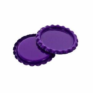 Peut inclure: Deux capsules de bouteille violettes, l'une sur l'autre.