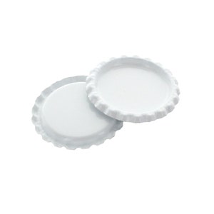 Peut inclure: Deux capsules de bouteille en métal blanc avec un bord festonné.