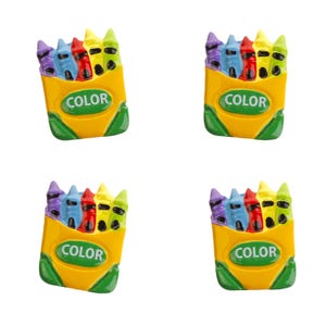 Può includere: Quattro scatole di matite colorate con la scritta "COLOR" stampata sul davanti. Ogni scatola contiene sei matite colorate di diversi colori.