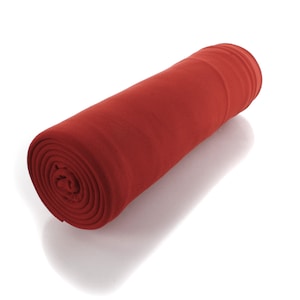 Könnte beinhalten: Aufgerolltes, einfarbiges rotes Fleece-Gewebe. Der Stoff ist eng gerollt, wodurch seine Textur und Farbe zur Geltung kommen. Die Rolle ist diagonal positioniert und wirft einen Schatten auf den weißen Hintergrund. Geeignet für Nähprojekte.