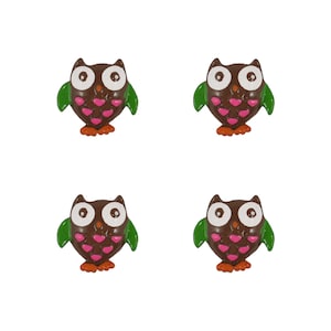 Pode incluir: Quatro botões marrons em forma de coruja com asas verdes e corações cor-de-rosa. As corujas têm olhos brancos e bicos laranja.