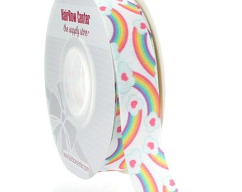 Könnte beinhalten: Eine Rolle weißes Band mit einem Regenbogen- und Herzmuster. Das Band ist 3,8 cm breit und perfekt, um jedem Projekt einen Hauch von Verspieltheit zu verleihen.