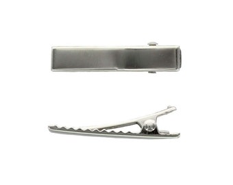May include: Silver alligator clip with a straight bar. The clip is approximately 1 inch long.