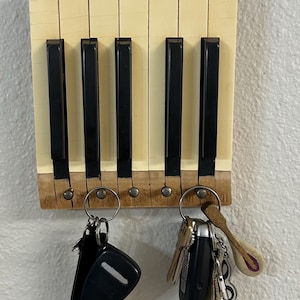 Piano Key Holder Wall Mount – Reclaimed Vintage Piano Keys – Music Lover Gift – Entryway Key Rack – Handmade Rustic Decor