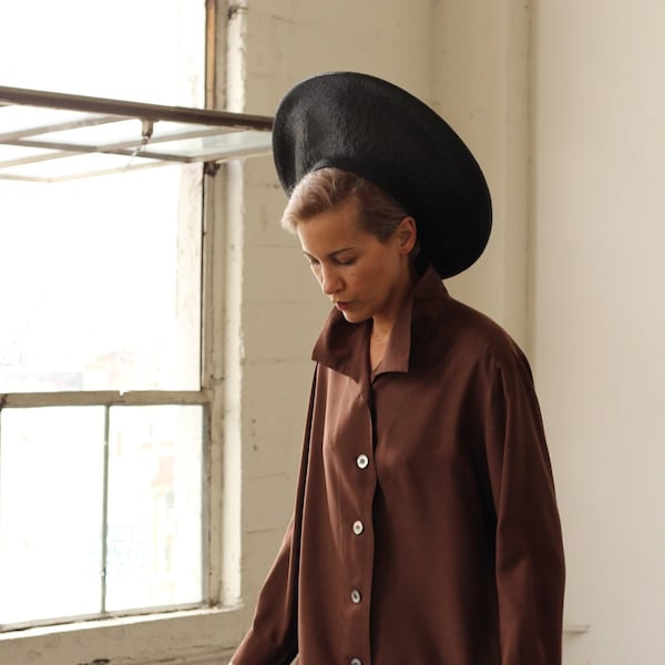 80's black straw hat / saucer hat / black round hat / oversized hat / avant garde vintage