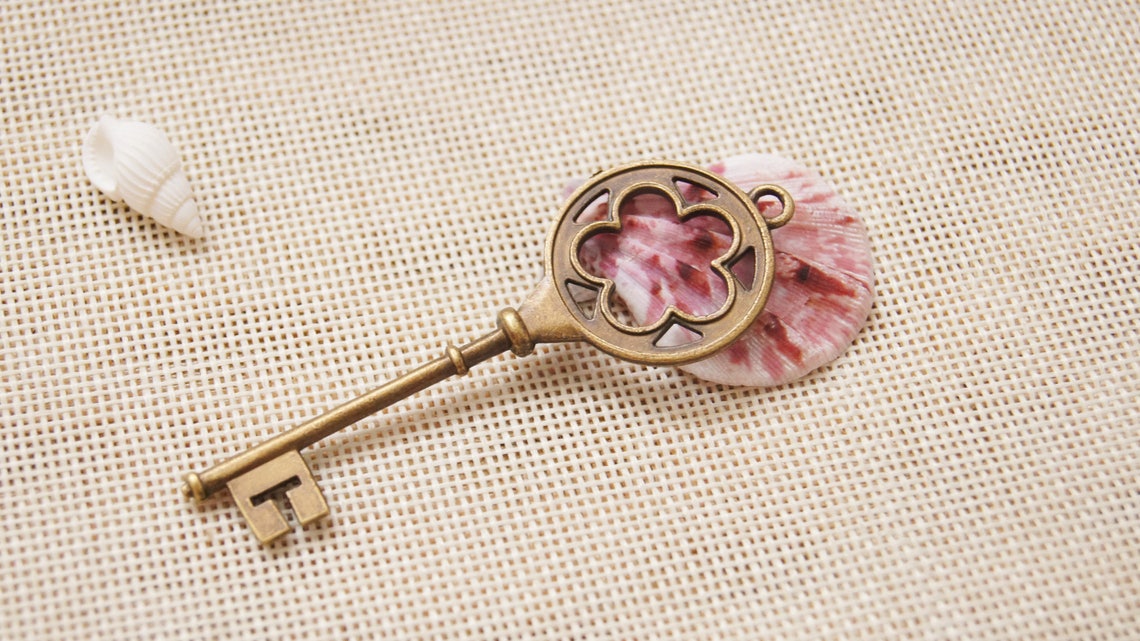 Retro Flower Key Charm Pendant2777mm PendantAntique Bronze Etsy