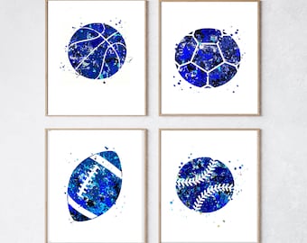 Pode incluir: Quatro impressões em aquarela emolduradas com bolas esportivas: basquete, futebol, futebol americano e beisebol. Cada bola é renderizada em tons de azul com detalhes brancos e um efeito de respingos em um fundo branco.