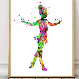 Puede incluir: Una pintura acuarela colorida de una bailarina con un vestido verde y rosa. La bailarina est&aacute; en una pose con los brazos extendidos y las piernas en una separaci&oacute;n. El fondo es blanco con salpicaduras de color.