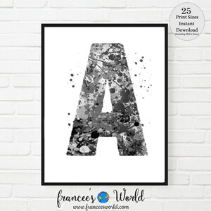 Op de afbeelding: Een zwart-witte aquarel-illustratie van de letter A. De letter is gemaakt van verfspatten, wat een uniek en artistiek ontwerp creëert. De afbeelding is geplaatst tegen een witte achtergrond.
