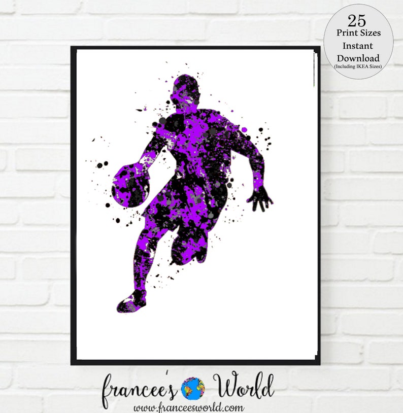 Peut inclure: Silhouette aquarelle d'un joueur de basket-ball dribblant le ballon, en violet et noir. Le joueur est en plein saut, les jambes pli&eacute;es et les bras tendus. L'arri&egrave;re-plan est blanc.