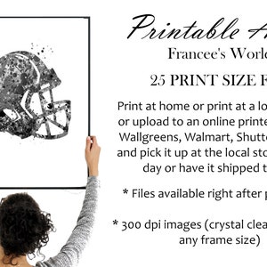 Puede incluir: Una pintura de acuarela en blanco y negro de un casco de f&uacute;tbol americano. La pintura est&aacute; enmarcada y colgada en una pared. El texto "Printable Art" y "Francee's World" es visible en la parte superior de la imagen. El texto "25 PRINT SIZE FILES" es visible debajo del t&iacute;tulo.